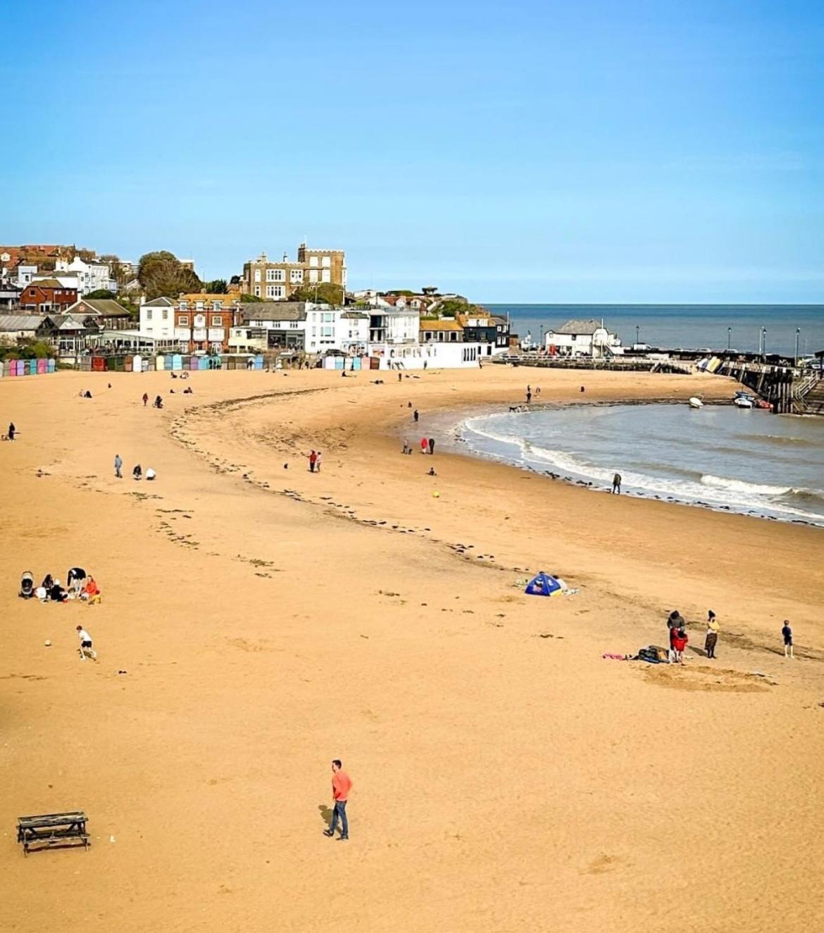 Central, Seaview Apartment, 3 beds, 2 baths, kid & dog friendly at The Lookout Broadstairs Esterno foto