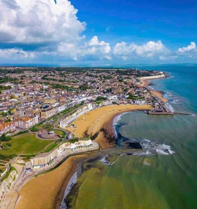 Central, Seaview Apartment, 3 beds, 2 baths, kid & dog friendly at The Lookout Broadstairs Esterno foto