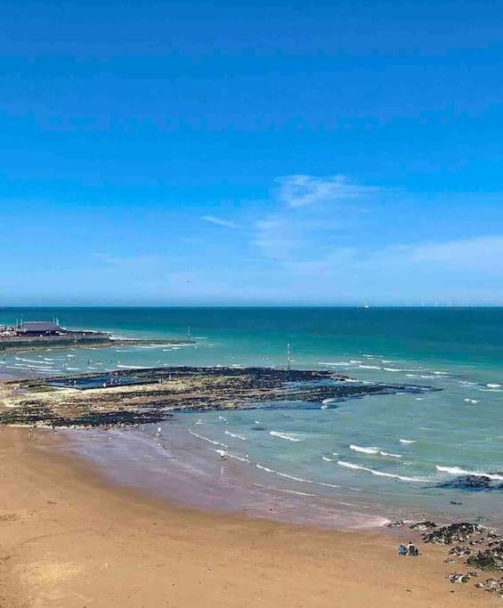 Central, Seaview Apartment, 3 beds, 2 baths, kid & dog friendly at The Lookout Broadstairs Esterno foto