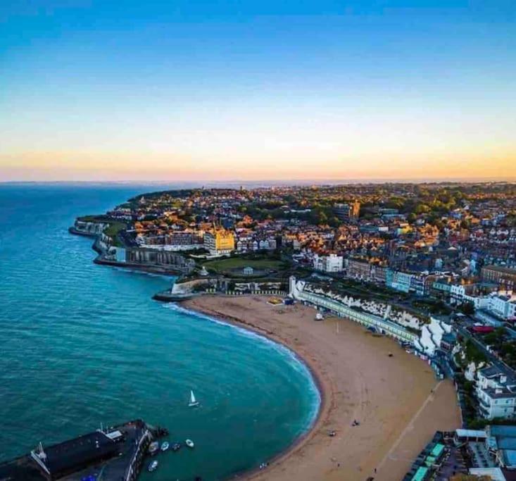 Central, Seaview Apartment, 3 Beds, 2 Baths, Kid & Dog Friendly At The Lookout Broadstairs Esterno foto
