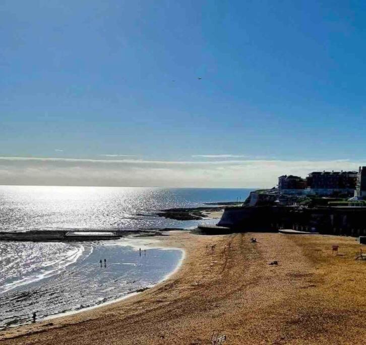 Central, Seaview Apartment, 3 beds, 2 baths, kid & dog friendly at The Lookout Broadstairs Esterno foto